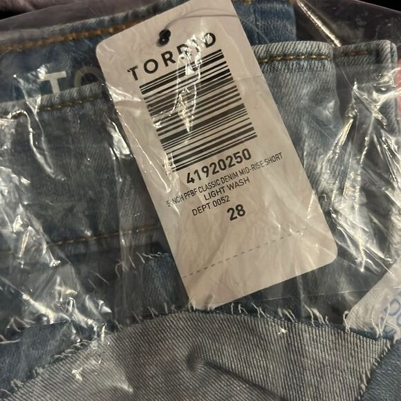 Torrid Size 28 5 Inch Perfect Boyfriend Classic Denim Mid-Rise Short Light Wash - Picture 4 of 5